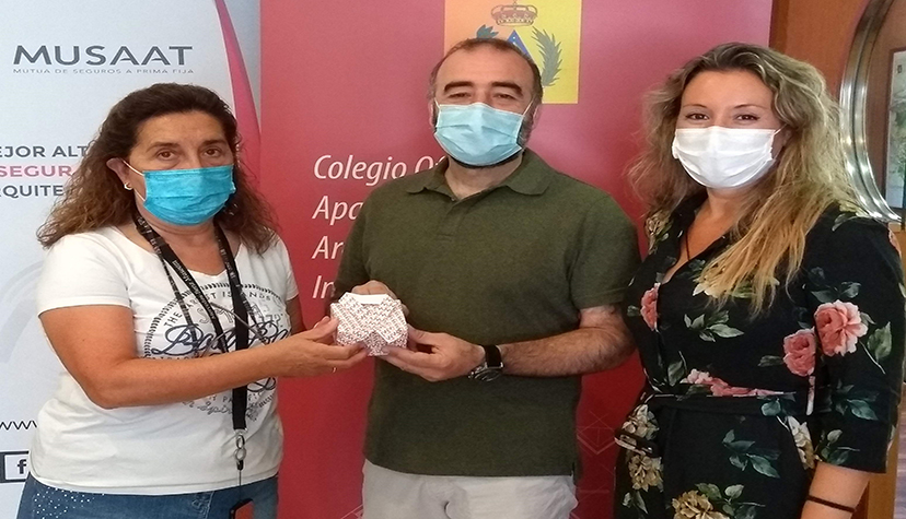 Entrega del Samsung Galaxy Watch al ganador del sorteo de la campaña de Hogar