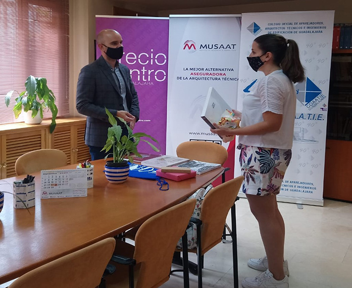Entrega del premio del sorteo de la firma digital de las pólizas